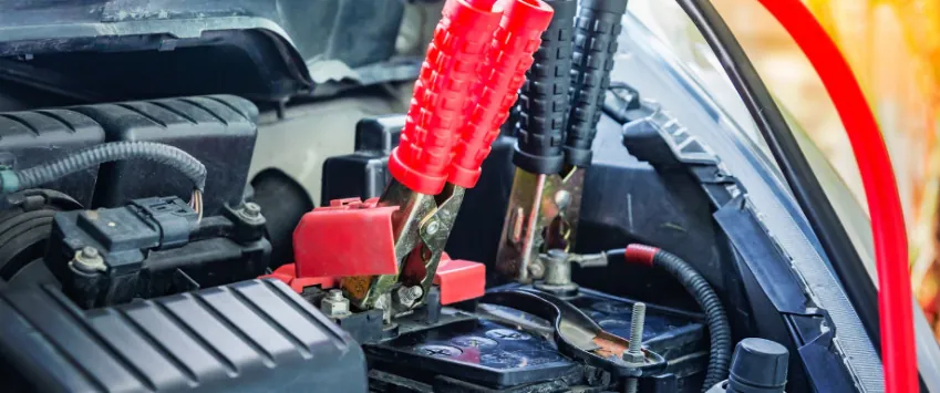 Pinzas conectadas a una batería de coche