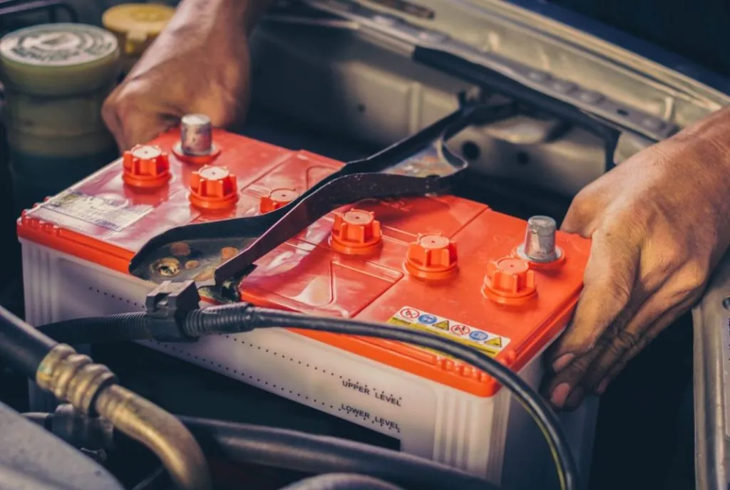 Colocación de una batería en el compartimento del motor
